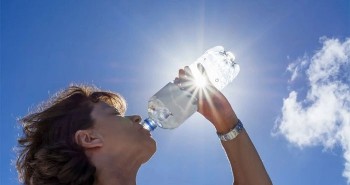 Uống nước đóng chai, nhớ tránh xa chỗ nắng