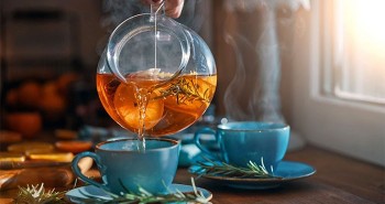 Tại sao nên uống trà ấm nhiều hơn vào mùa hè?