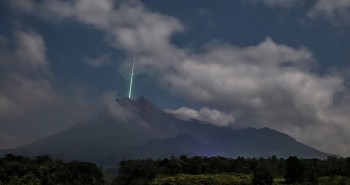 Bí ẩn vệt sáng trong ảnh núi lửa tại Indonesia