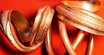 Đào được vòng bằng vàng ròng hình dáng kỳ lạ 1.700 tuổi ở Estonia