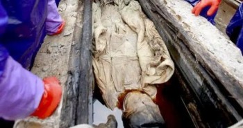 Bật nắp quan tài 2.000 tuổi: Xác ướp có hành động lạ như người sống khiến đội khảo cổ kinh hãi