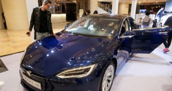 Chỉ với mẩu giấy dán mặt đường, Tencent đã hack thành công xe Tesla